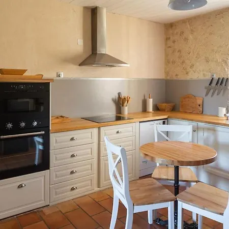 Mas Provencal De 120m2 En Camargue, Avec Piscine Et Parking Inclus, Ideal Pour Des