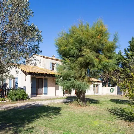 Mas Provencal De 120m2 En Camargue, Avec Piscine Et Parking Inclus, Ideal Pour Des